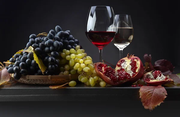 Ripe juicy grape and glass of wine — Stock Photo, Image