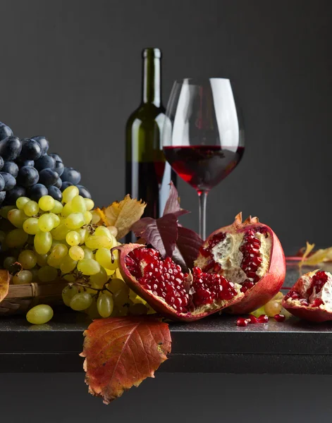 成熟多汁的葡萄和杯红酒 — 图库照片