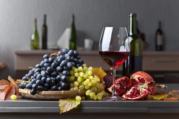Rijpe sappige druif en glas rode wijn — Stockfoto