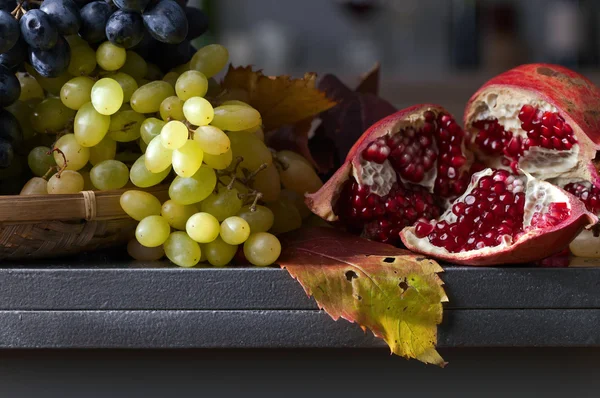 Blå och gröna druvor med granatäpple — Stockfoto