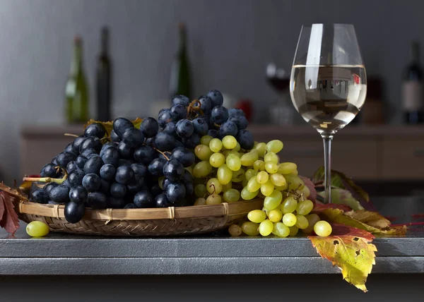 Спелый сочный виноград и бокал вина — стоковое фото