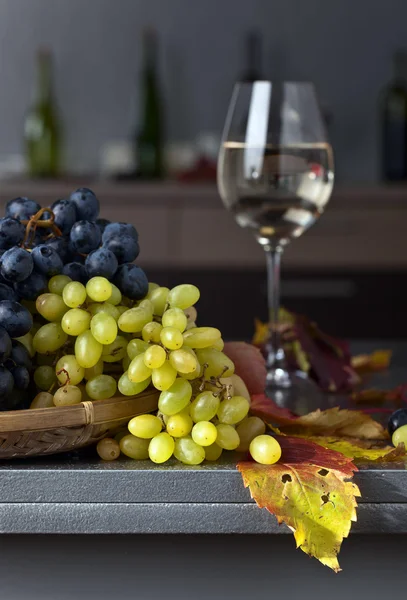 Uva madura e suculenta e copo de vinho — Fotografia de Stock