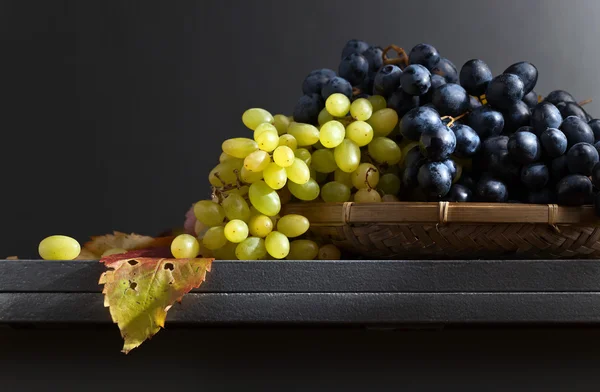 Uvas azuis e verdes em uma mesa de cozinha — Fotografia de Stock