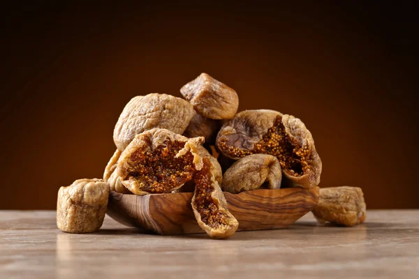 Dried figs in wooden dish — Stock Photo, Image