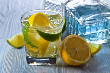 limon, kireç ve buz ile iç