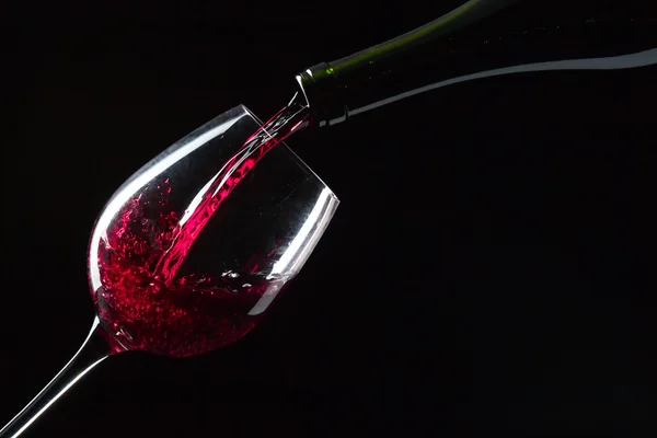 Flesje en glas met rood — Stockfoto