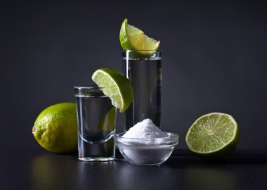 Altın tekila ve kireç 