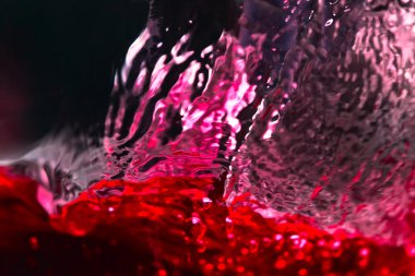 Siyah arkaplanda kırmızı şarap