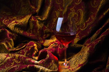  Bir kadeh kırmızı şarap. 