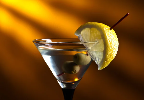 Martini mit Zitrone und grünen Oliven — Stockfoto