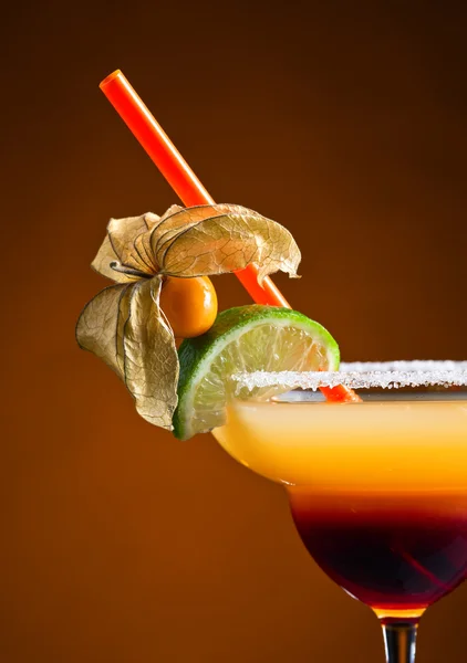 Cocktail con physalis e lime — Foto Stock