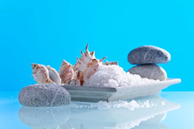 Cam masa üzerinde deniz tuzu 