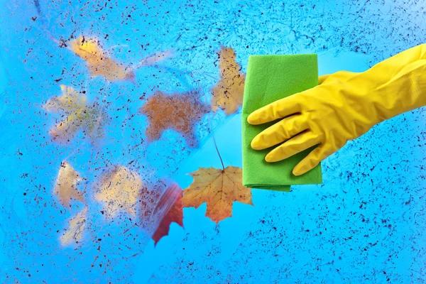 Окно для чистки резиновых перчаток на голубом фоне неба — стоковое фото