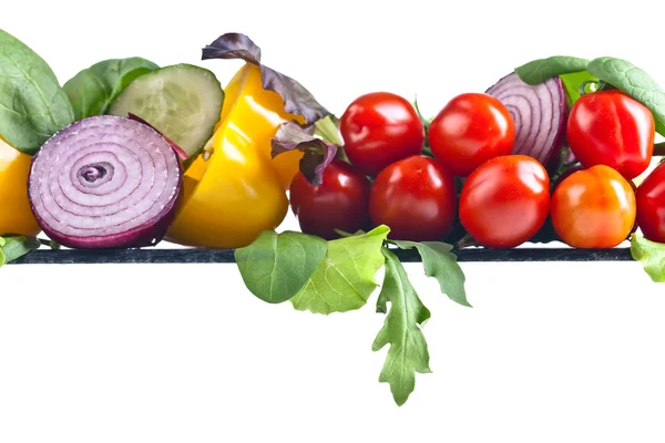 Šťavnaté zralé zelenina s rukolou a špenátem na bílé backgro — Stock fotografie
