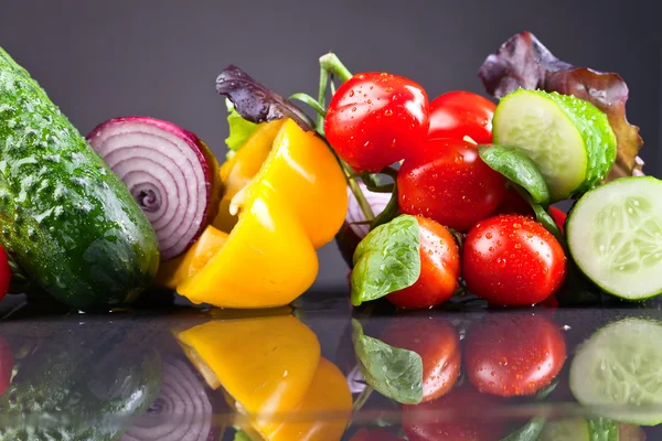 Zralé zelenina se špenátem a rukolou — Stock fotografie