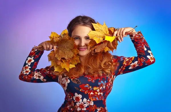 Bela mulher de outono com folhas de bordo amarelas — Fotografia de Stock