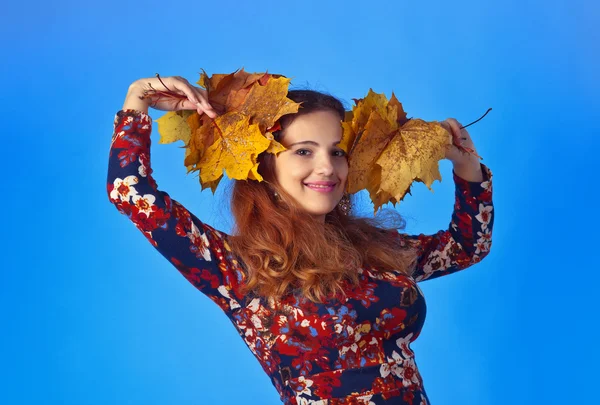 Güzel sonbahar kadınla sarı akçaağaç yaprakları — Stok fotoğraf