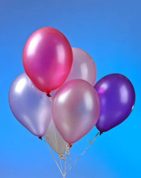 Globos de colores sobre un fondo azul —  Fotos de Stock