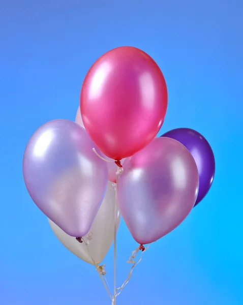 Gekleurde ballonnen op een blauwe achtergrond — Stockfoto