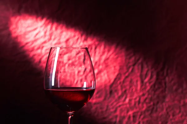 Verre de vin rouge sur fond sombre — Photo