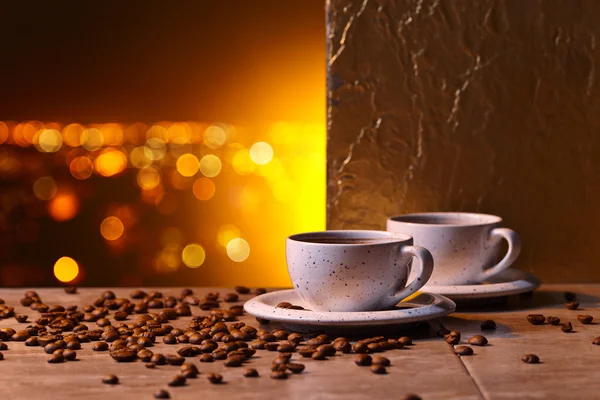 Чашки черного кофе на фоне ночного города — стоковое фото