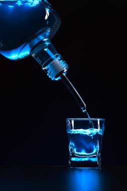 votka siyah bir tablo