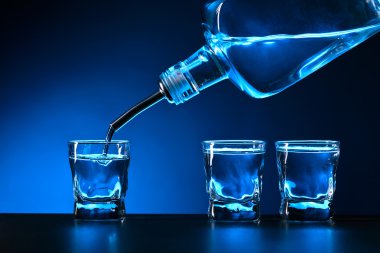 votka siyah bir tablo