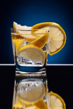 Bardak limon ile alkollü içki 
