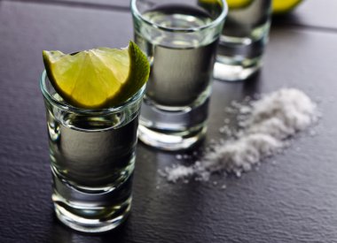Tekila, limon ve tuz 