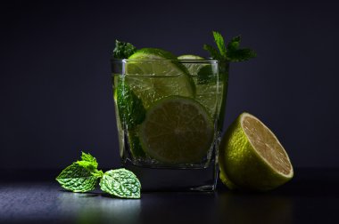  kokteyl limon ve nane yaprakları ile 