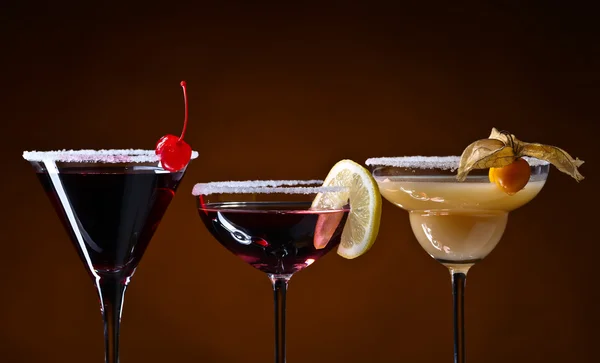 Cocktails with fruits on a dark background — Stock Photo, Image