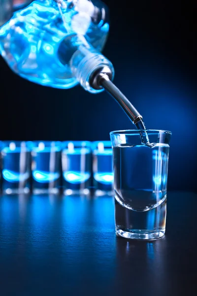 Vodka em uma mesa preta — Fotografia de Stock