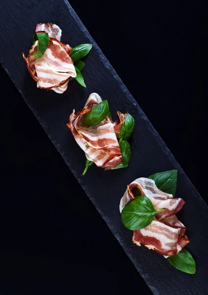 Bacon med grön basilika — Stockfoto