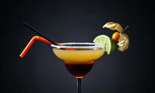 Cocktail con physalis e lime — Foto Stock