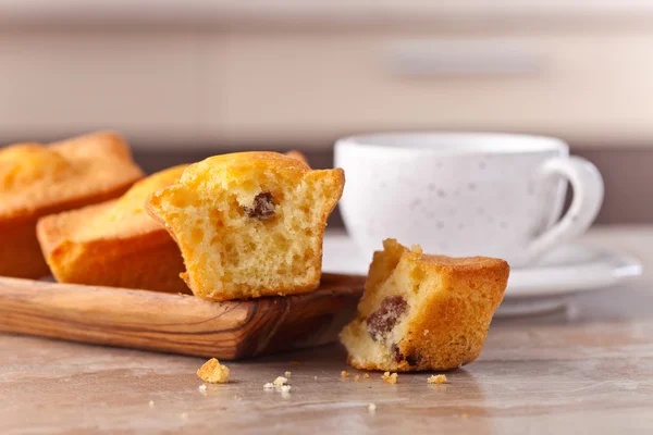 Cupcakes with raisins and coffee — Stock Photo, Image