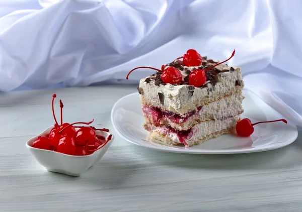 自制的生日蛋糕，巧克力和樱桃 — 图库照片