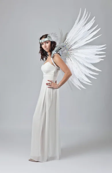 Melek kanatlı beyaz elbiseli güzel kadın — Stok fotoğraf