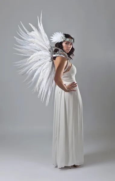 Mulher bonita em vestido branco com asas de anjo — Fotografia de Stock