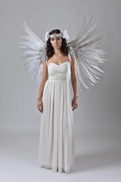 Schöne Frau im weißen Kleid mit Engelsflügeln — Stockfoto