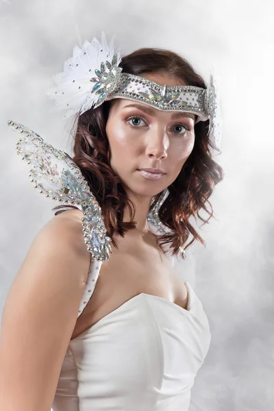 Giovane bella donna in costume angelo — Foto Stock
