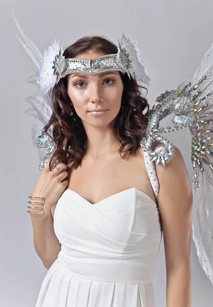 Jovem mulher bonita em traje de anjo — Fotografia de Stock