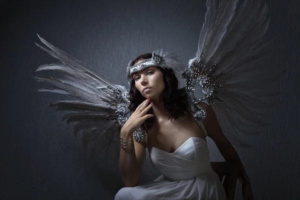 Красивая женщина в белом платье с ангельскими крыльями — стоковое фото