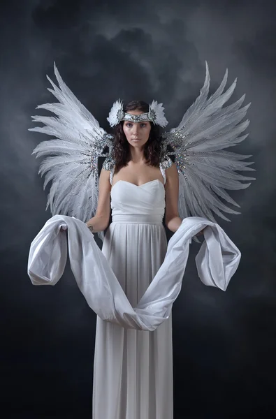 Krásná žena v bílých šatech s andělskými křídly — Stock fotografie