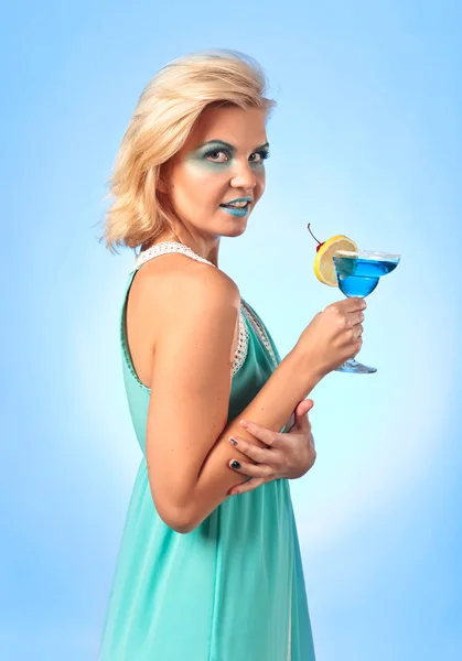 Mooie jongedame met cocktail "Blue lagoon" — Stockfoto