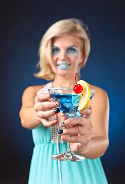 Ung vacker kvinna med cocktail "blå lagunen" — Stockfoto