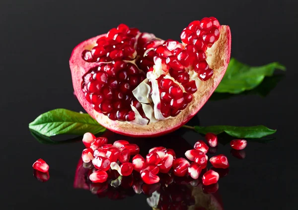 Granatapfel mit Blättern — Stockfoto