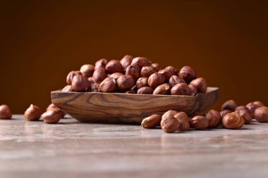 Eski ahşap tabak içinde fındık 