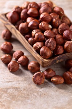 Eski ahşap tabak içinde fındık 
