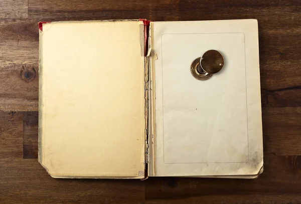 Stará kniha s kukátko na dřevěný stůl — Stock fotografie