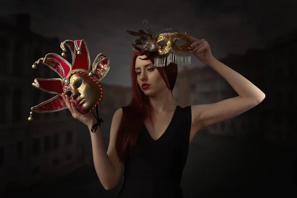 Bella donna rossa con maschera di carnevale — Foto Stock